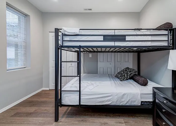 Suite 2 On Southport 4 Queen Beds